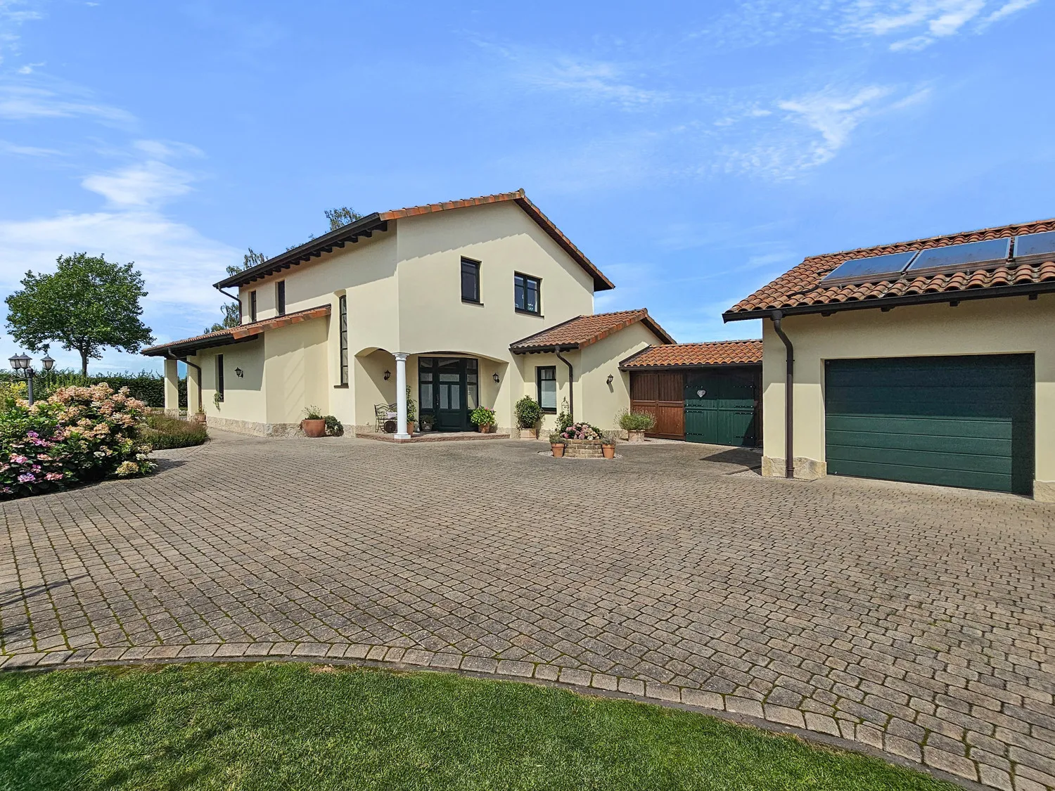 Energieeffizienter Wohntraum mit vielen Möglichkeiten für Pferde- und Autoliebhaber