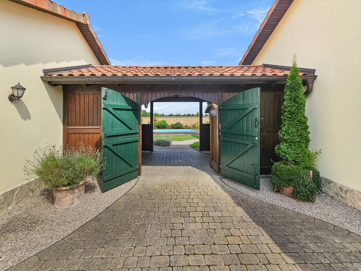 Energieeffizienter Wohntraum mit vielen Möglichkeiten für Pferde- und Autoliebhaber