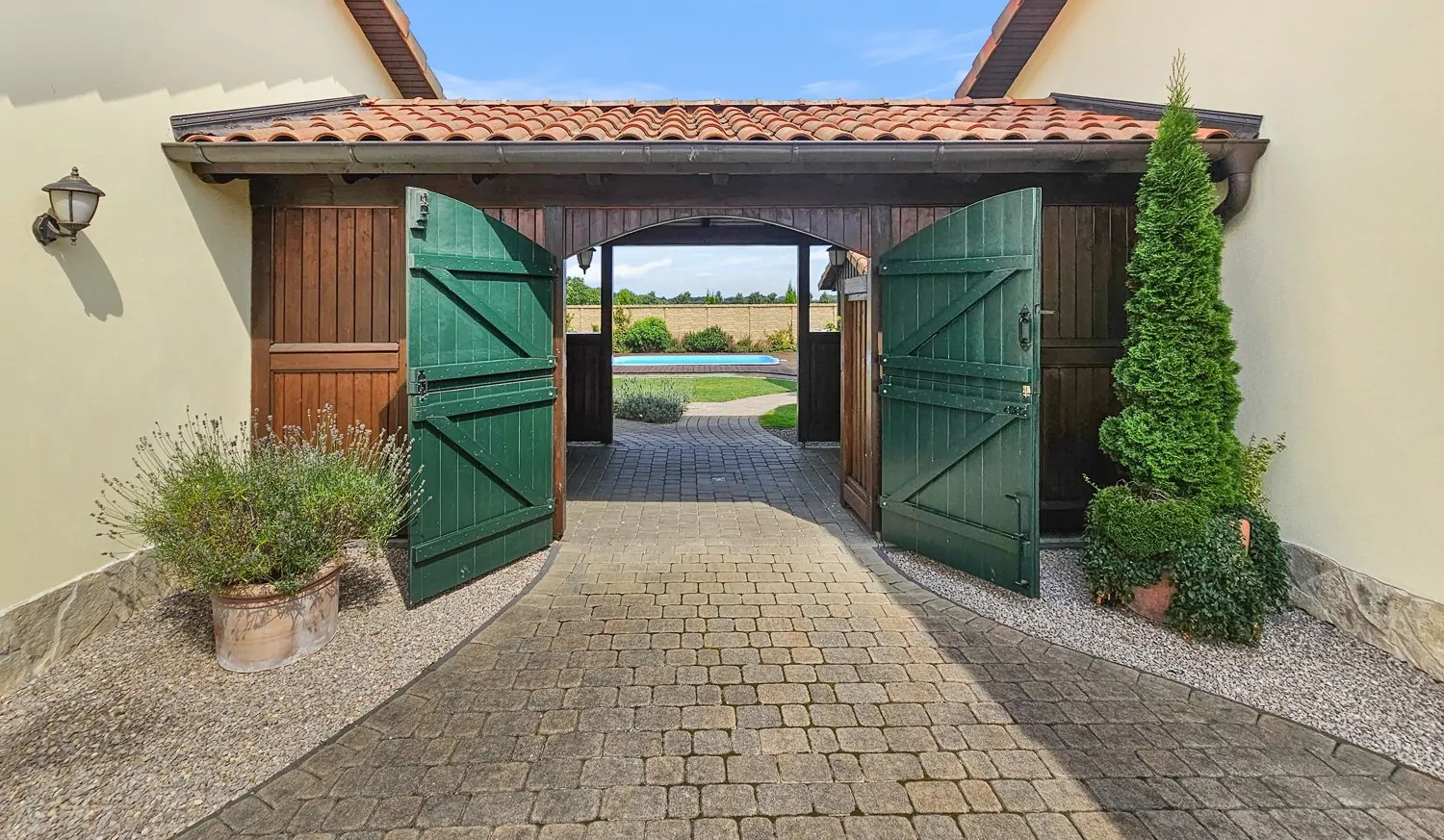 Energieeffizienter Wohntraum mit vielen Möglichkeiten für Pferde- und Autoliebhaber