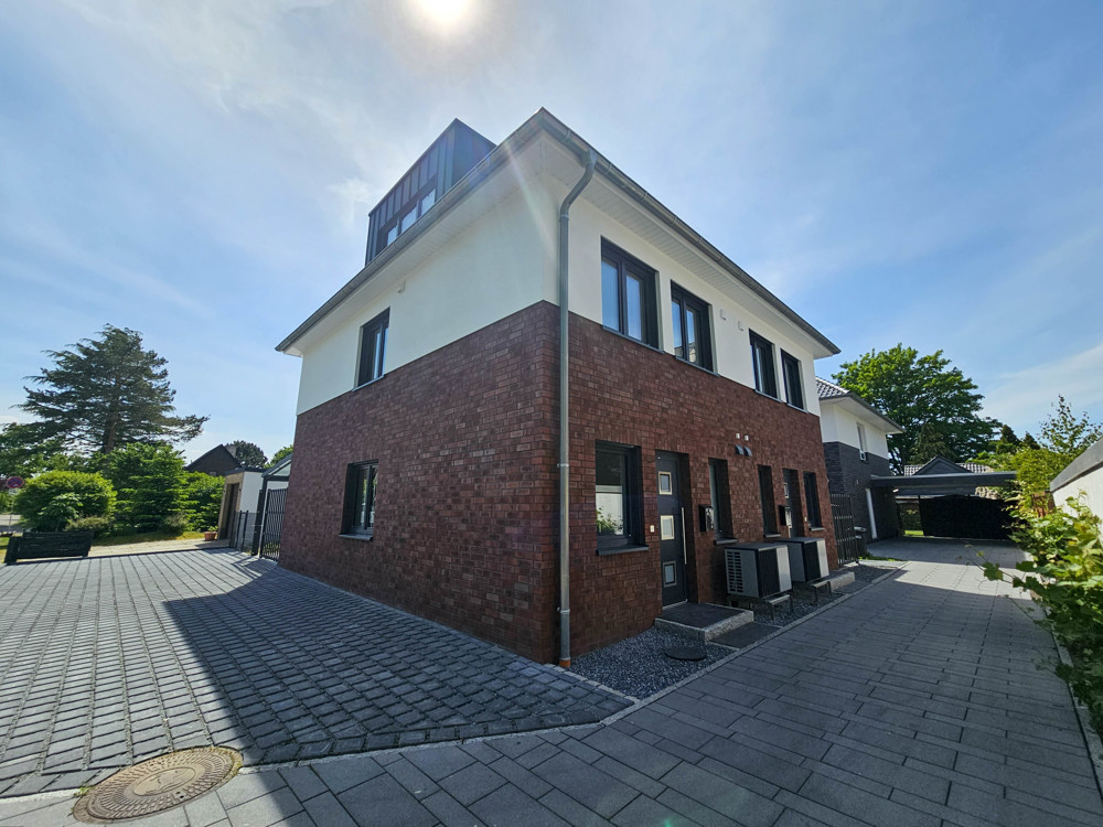 Stilvolle Doppelhaushälfte mit energieeffizienter Wärmepumpe und hochwertiger Küche