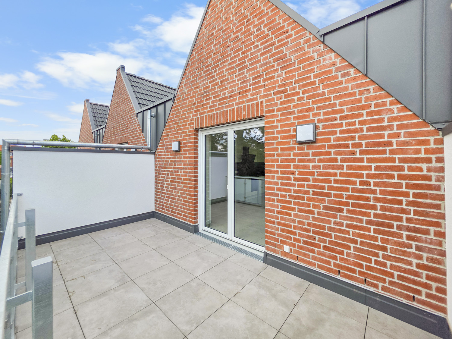 NEUBAU | Stilvolle 2-Zimmer-Dachgeschosswohnung mit hochwertiger Küche im Weyher Ortskern