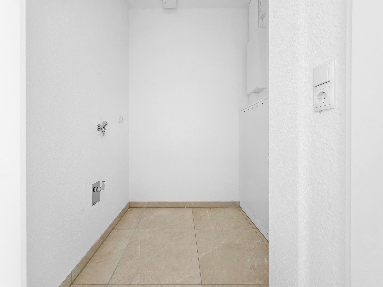NEUBAU | Stilvolle 2-Zimmer-Dachgeschosswohnung mit hochwertiger Küche im Weyher Ortskern