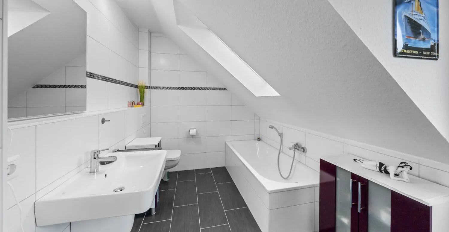 Badezimmer - Blick Richtung Badewanne