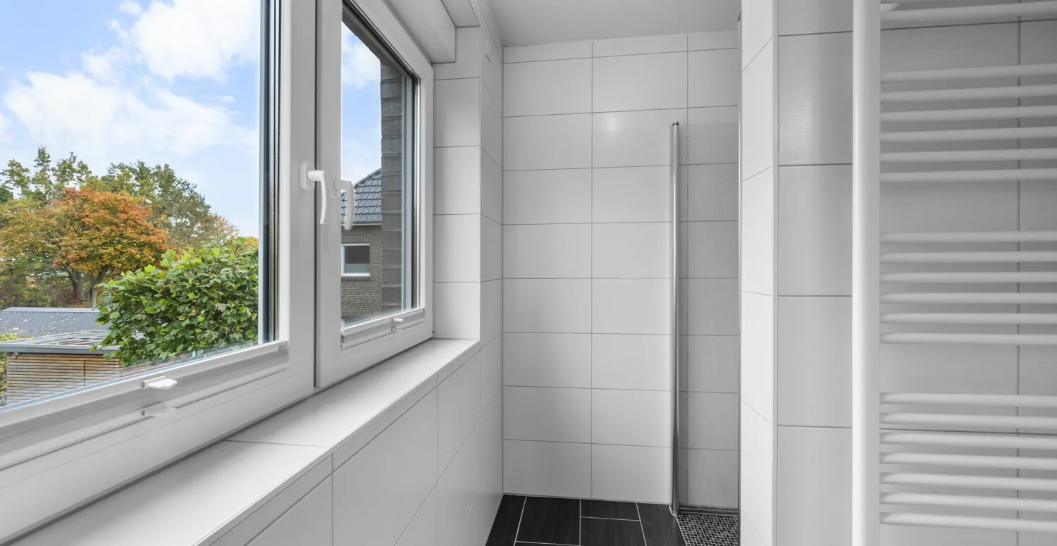 Badezimmer - Blick Richtung bodengleiche Dusche