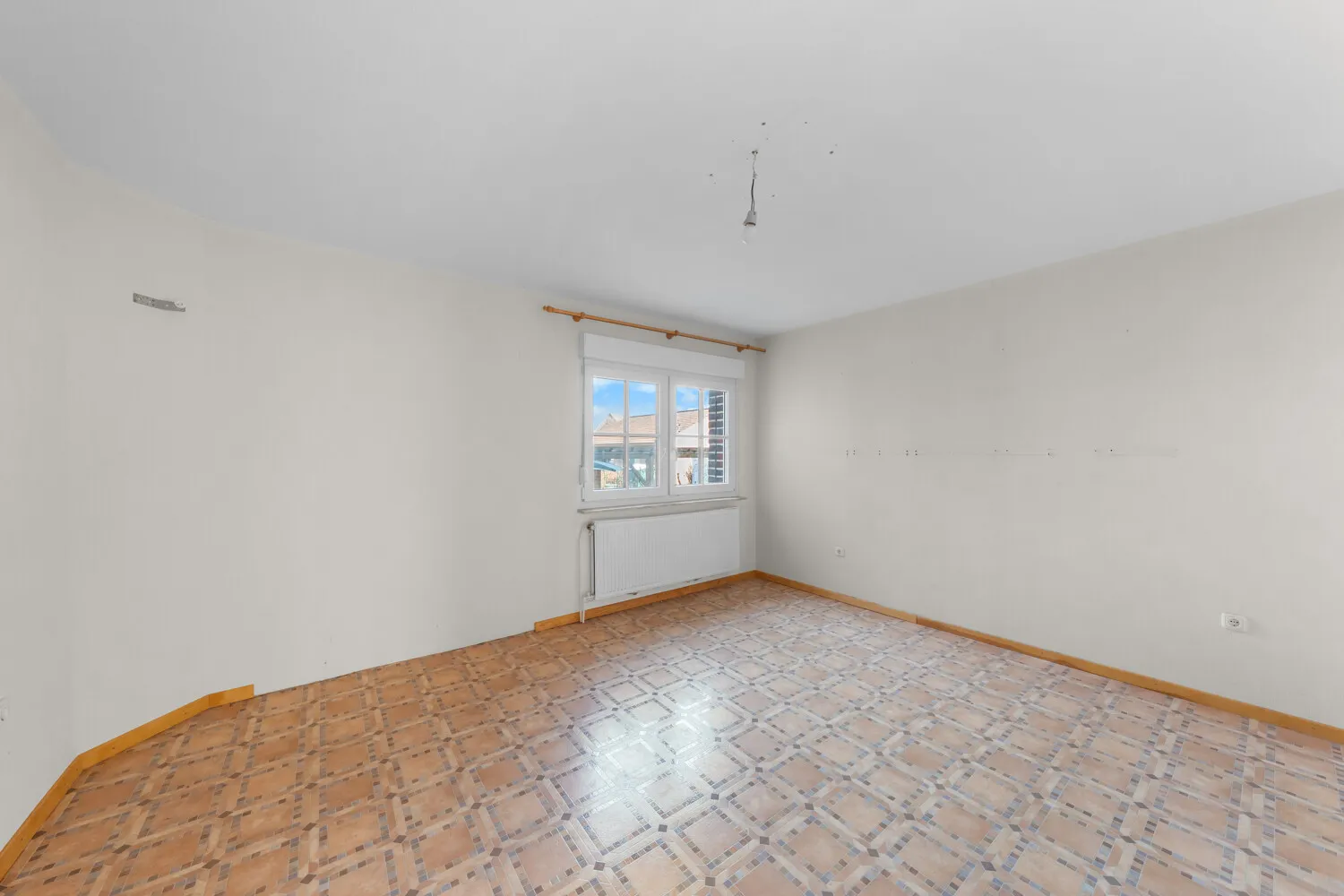 Appartement spacieux de 4 pièces au rez-de-chaussée avec garage et place de parking