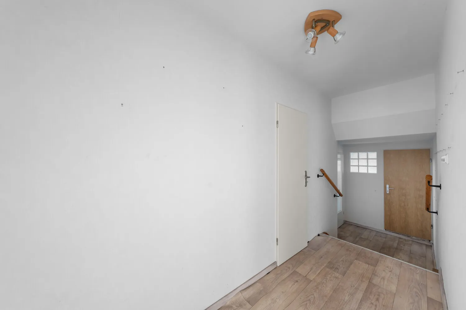 Appartement spacieux de 4 pièces au rez-de-chaussée avec garage et place de parking