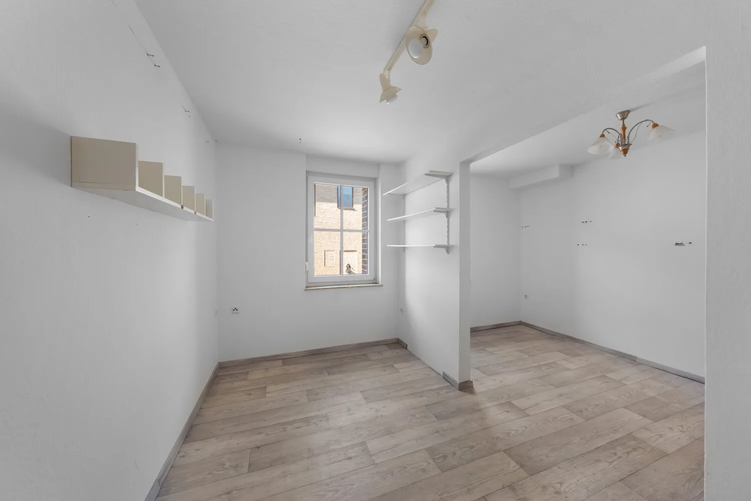Appartement spacieux de 4 pièces au rez-de-chaussée avec garage et place de parking