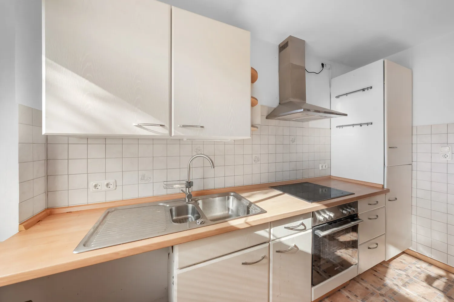 Appartement spacieux de 4 pièces au rez-de-chaussée avec garage et place de parking