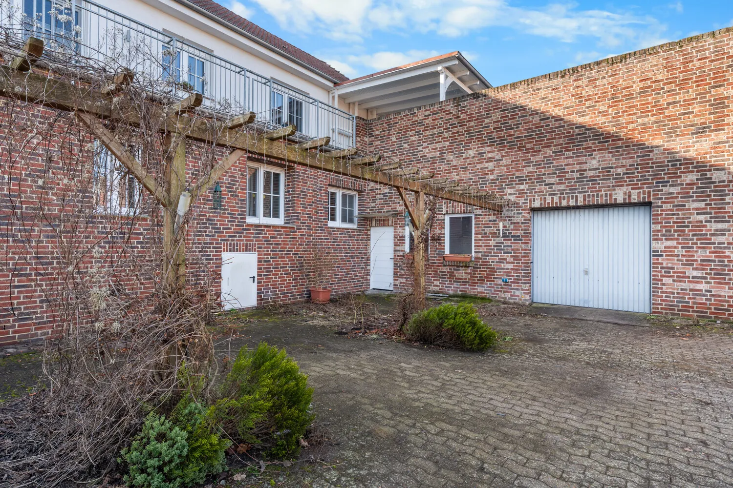 Appartement spacieux de 4 pièces au rez-de-chaussée avec garage et place de parking