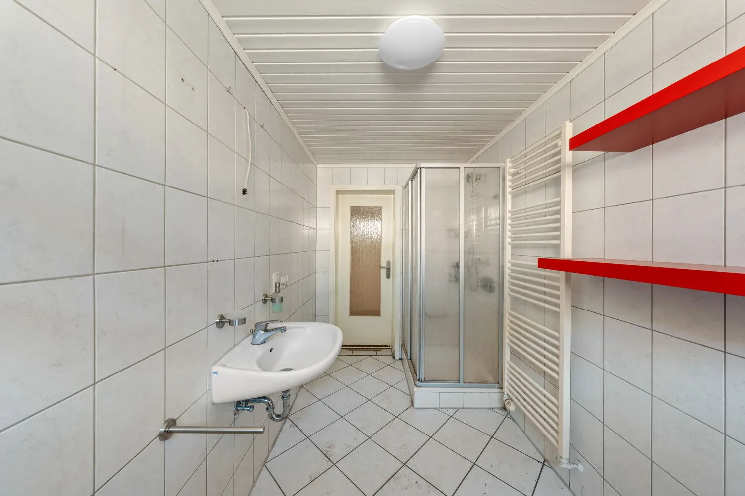 Appartement spacieux de 4 pièces au rez-de-chaussée avec garage et place de parking