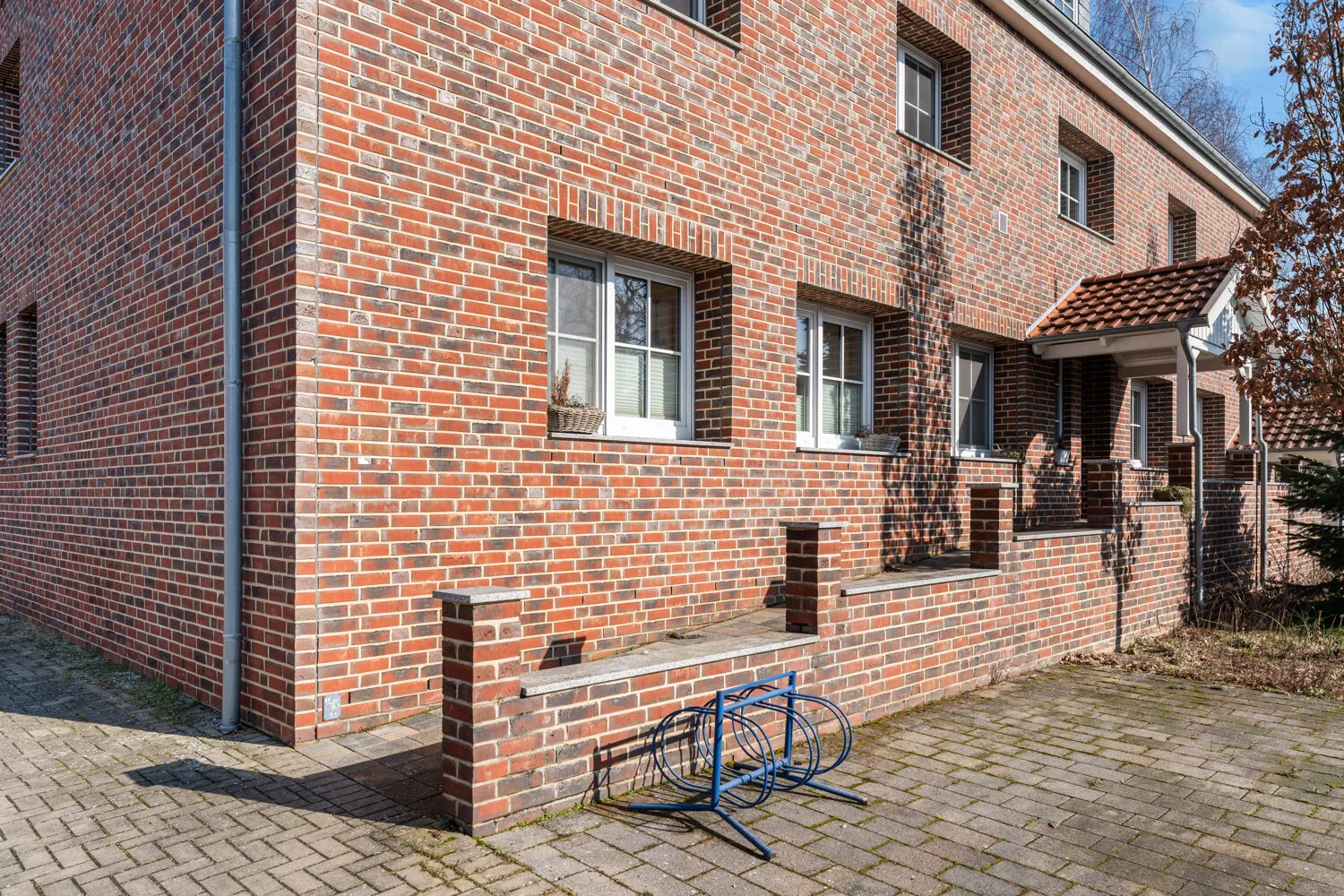 Appartement spacieux de 4 pièces au rez-de-chaussée avec garage et place de parking
