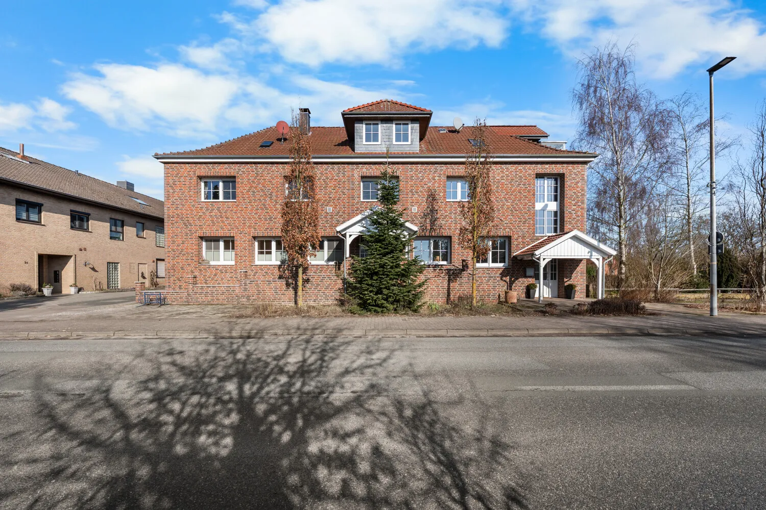 Appartement spacieux de 4 pièces au rez-de-chaussée avec garage et place de parking