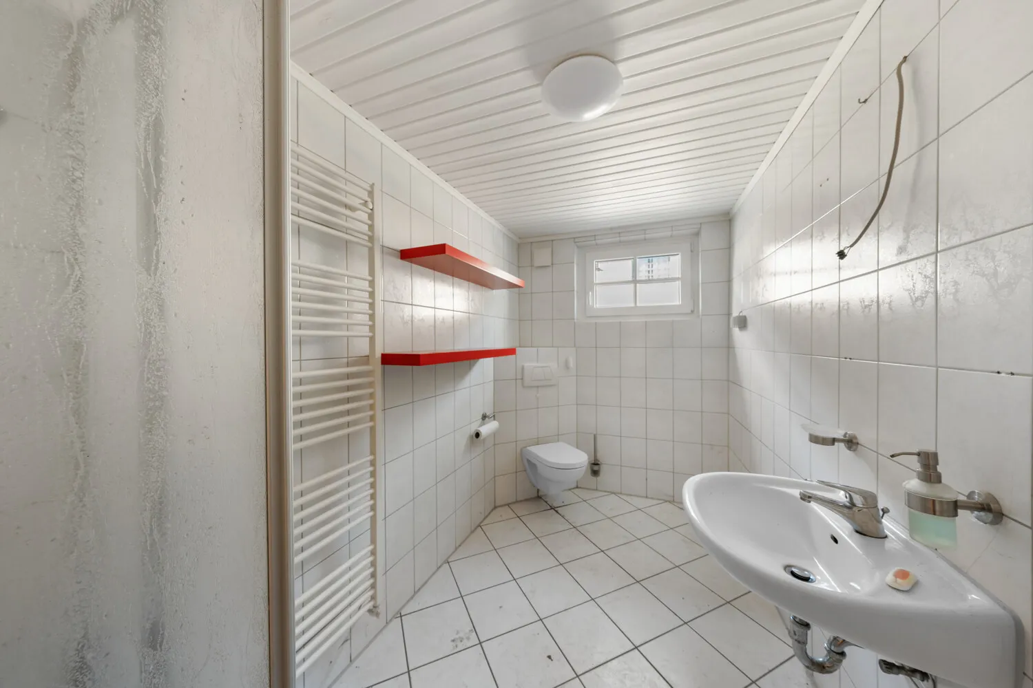 Appartement spacieux de 4 pièces au rez-de-chaussée avec garage et place de parking