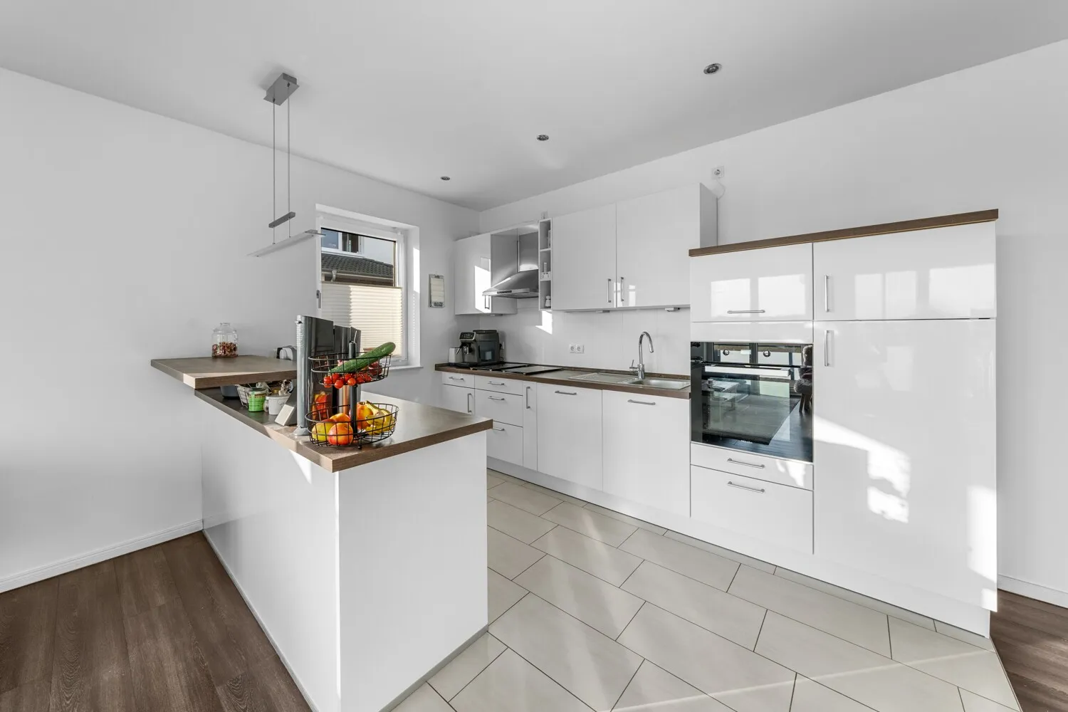 Modernes Wohngefühl mit großzügigem Balkon und Weitblick ins Grüne