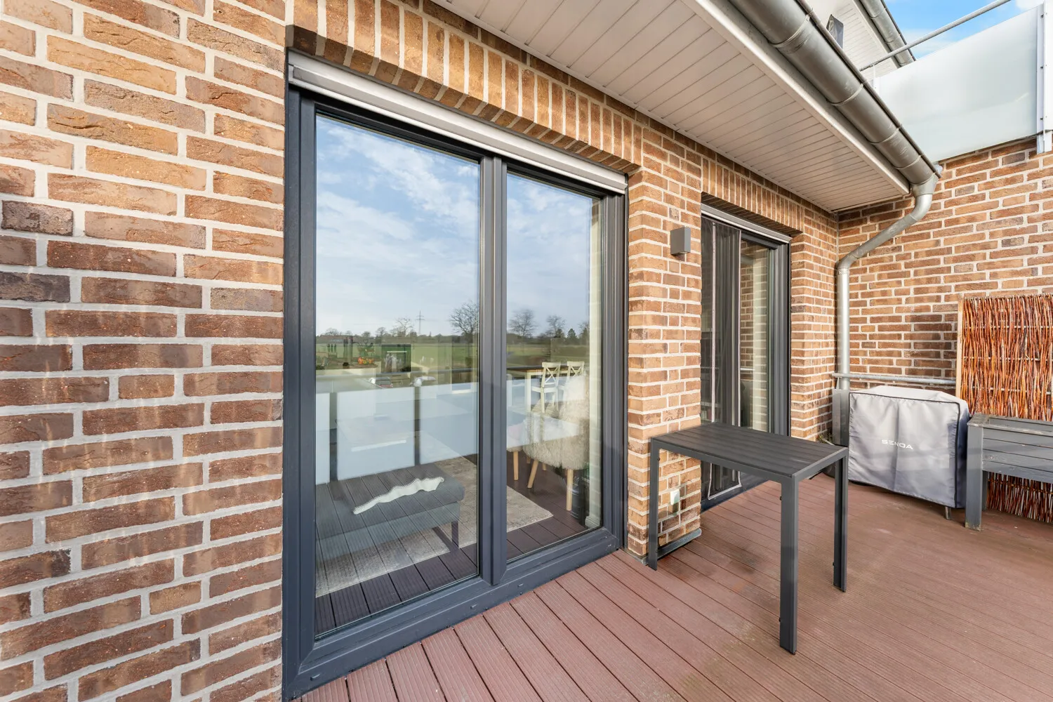 Modernes Wohngefühl mit großzügigem Balkon und Weitblick ins Grüne