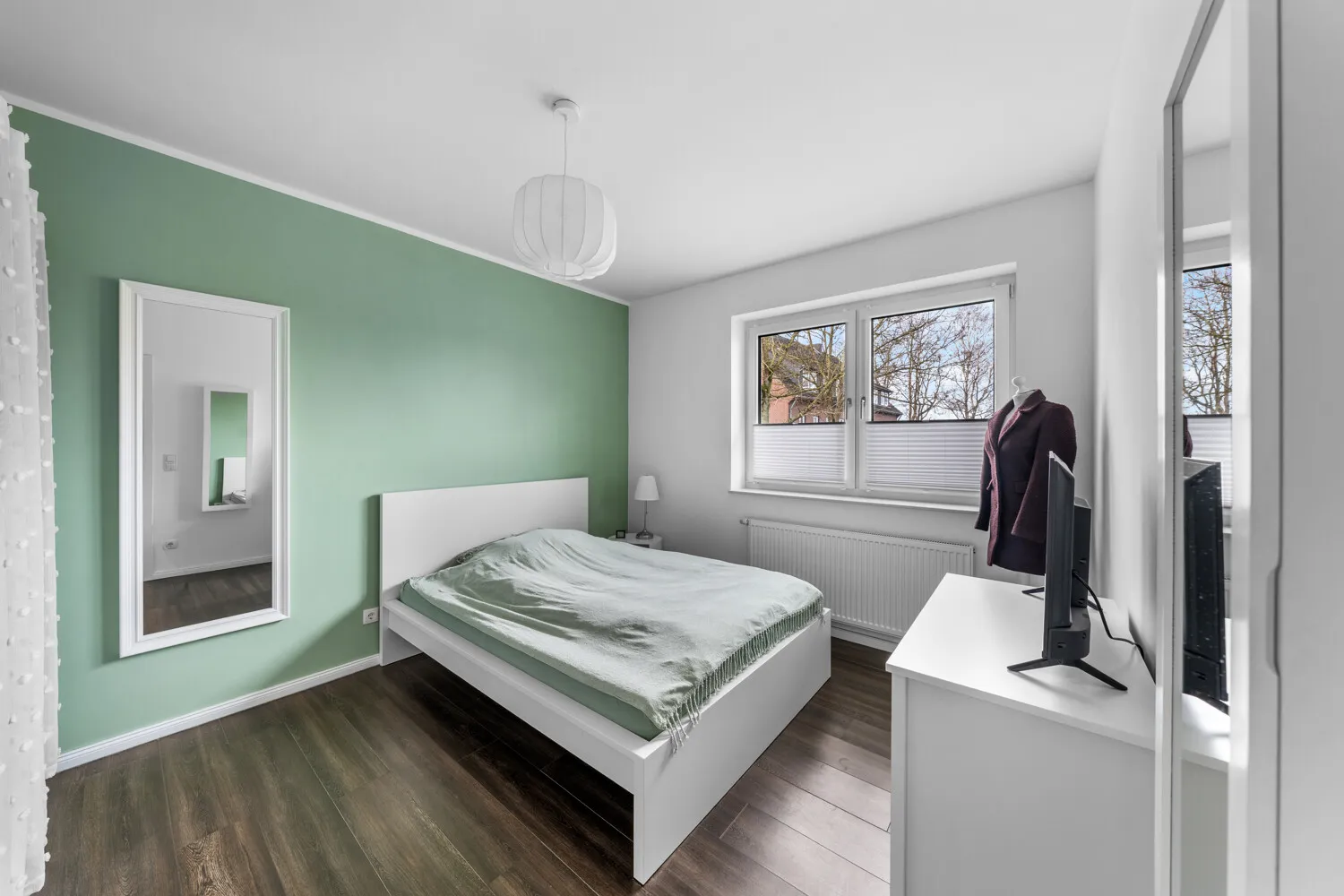Modernes Wohngefühl mit großzügigem Balkon und Weitblick ins Grüne