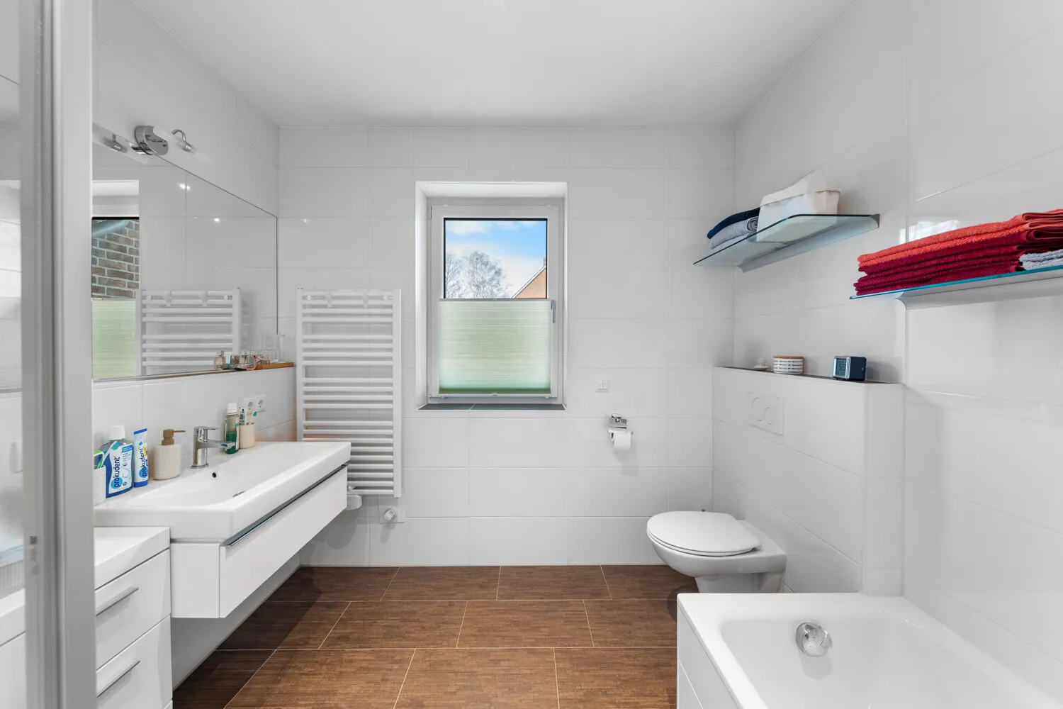 Modernes Wohngefühl mit großzügigem Balkon und Weitblick ins Grüne