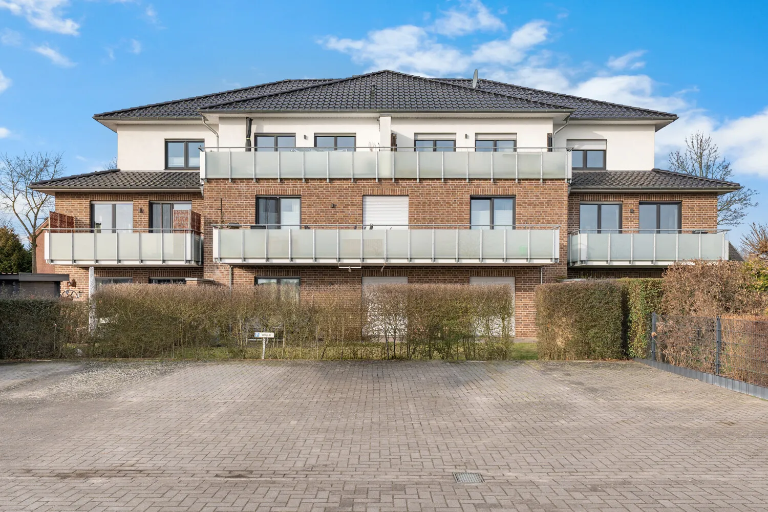 Modernes Wohngefühl mit großzügigem Balkon und Weitblick ins Grüne