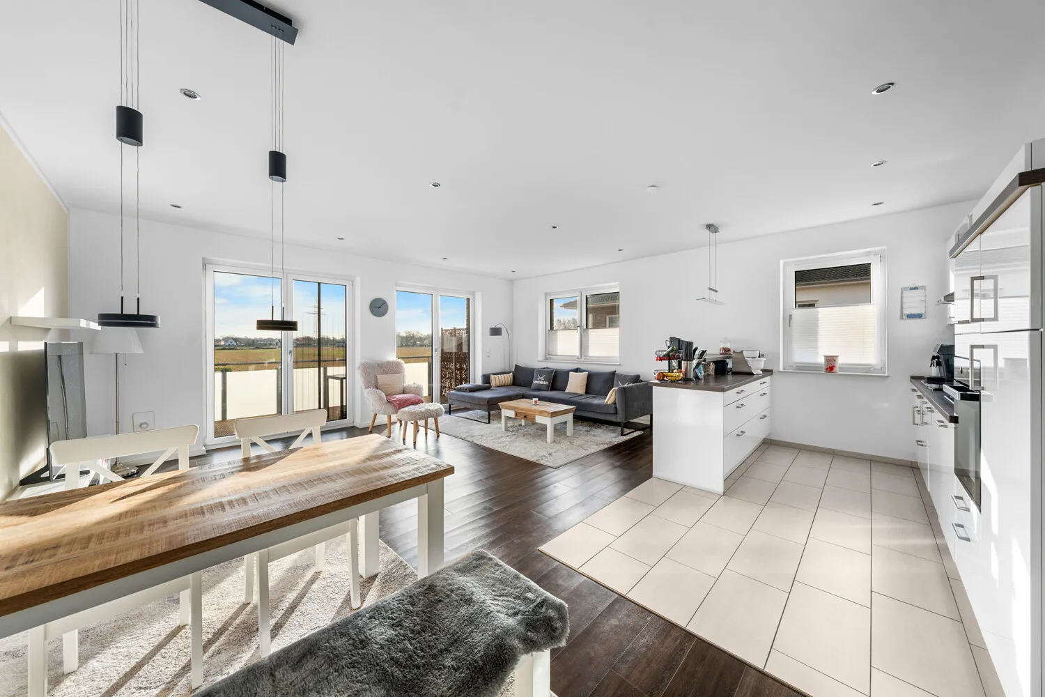 Modernes Wohngefühl mit großzügigem Balkon und Weitblick ins Grüne