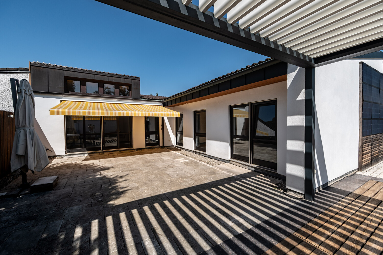 Terrasse mit Pergola
