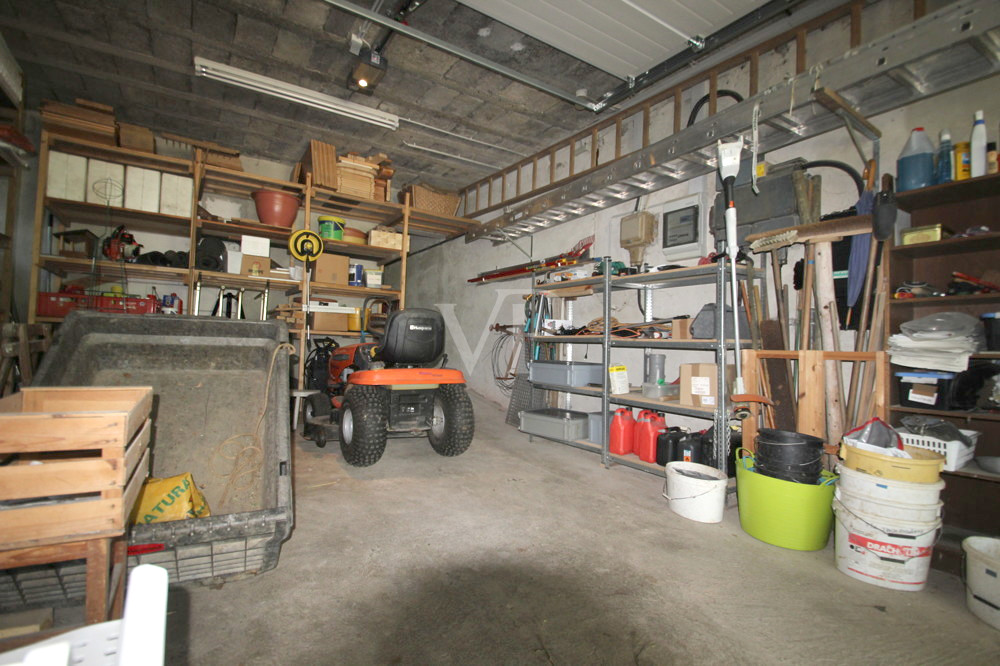 Geräumige Garage mit hohen Decken