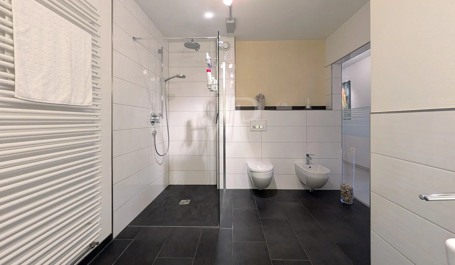 Badezimmer mit Dusche