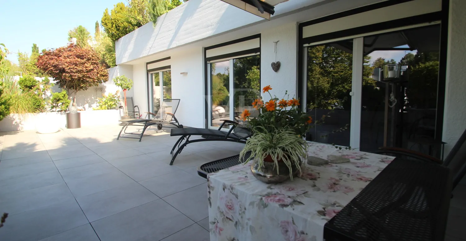 Terrassenansicht im Sommer