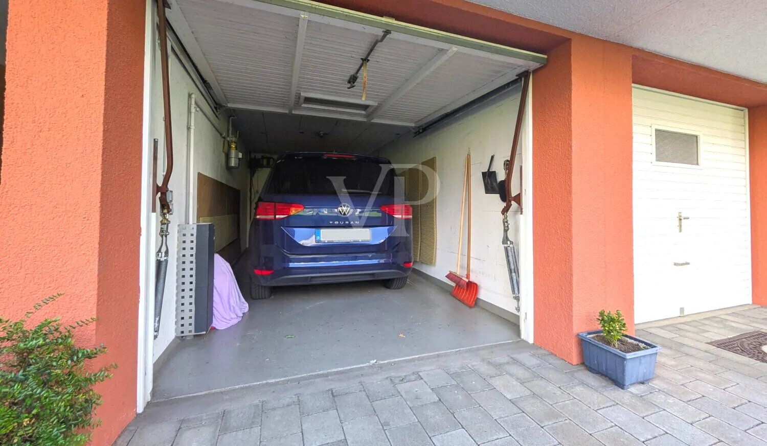 Garage und Eingang