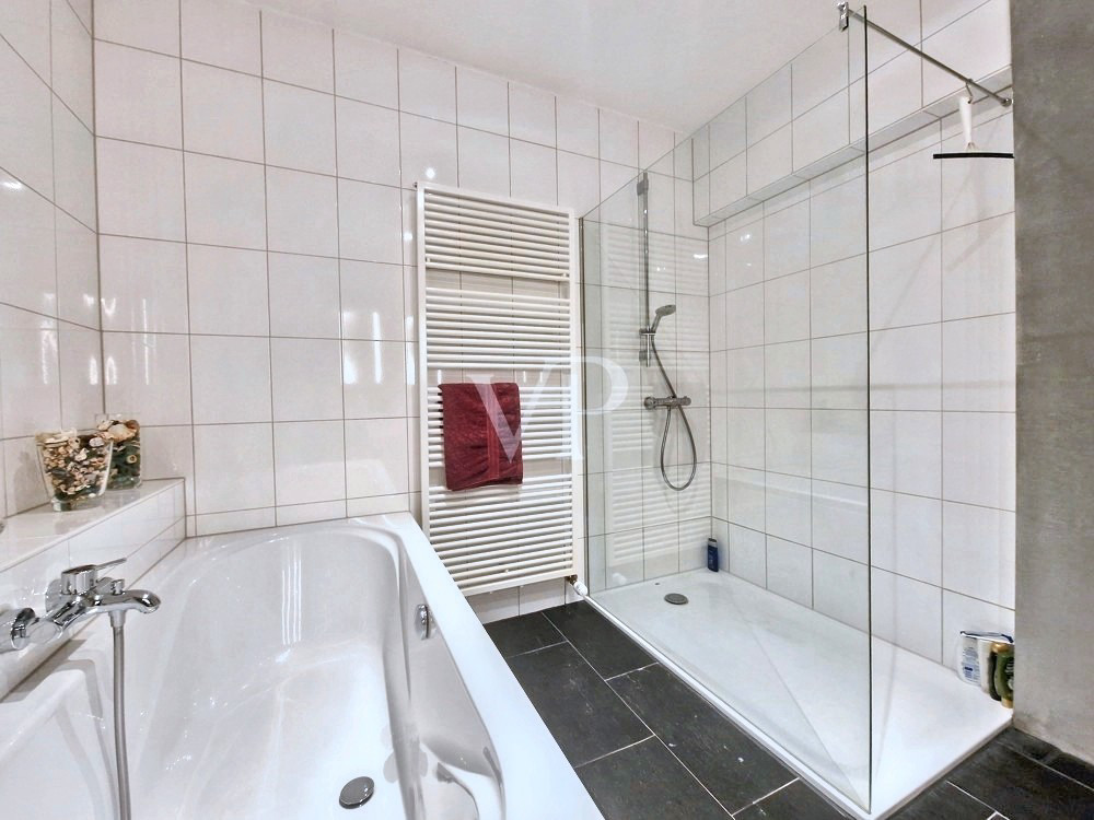 Dusche und Badewanne