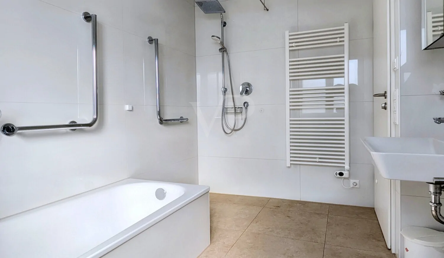 Badezimmer OG mit Badewanne und Dusche