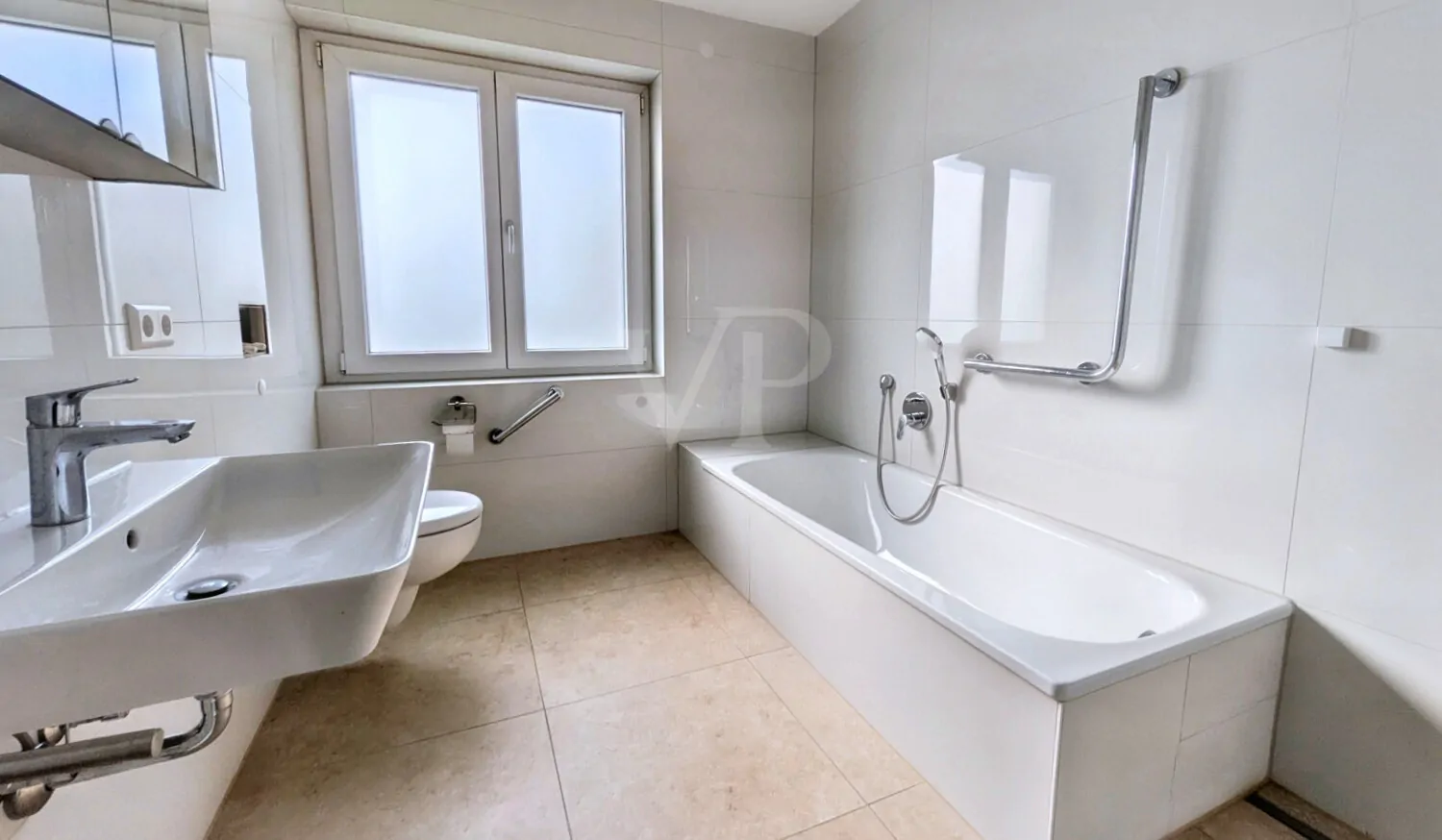 Badezimmer OG mit Badewanne und Dusche