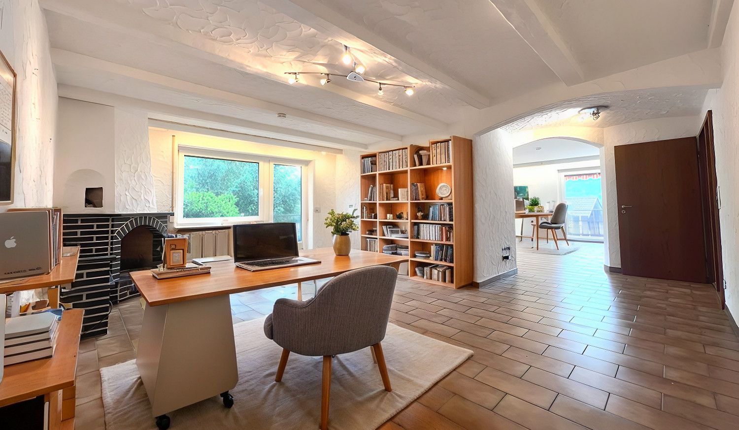 Arbeits-/Schlafzimmer (digitales Staging)
