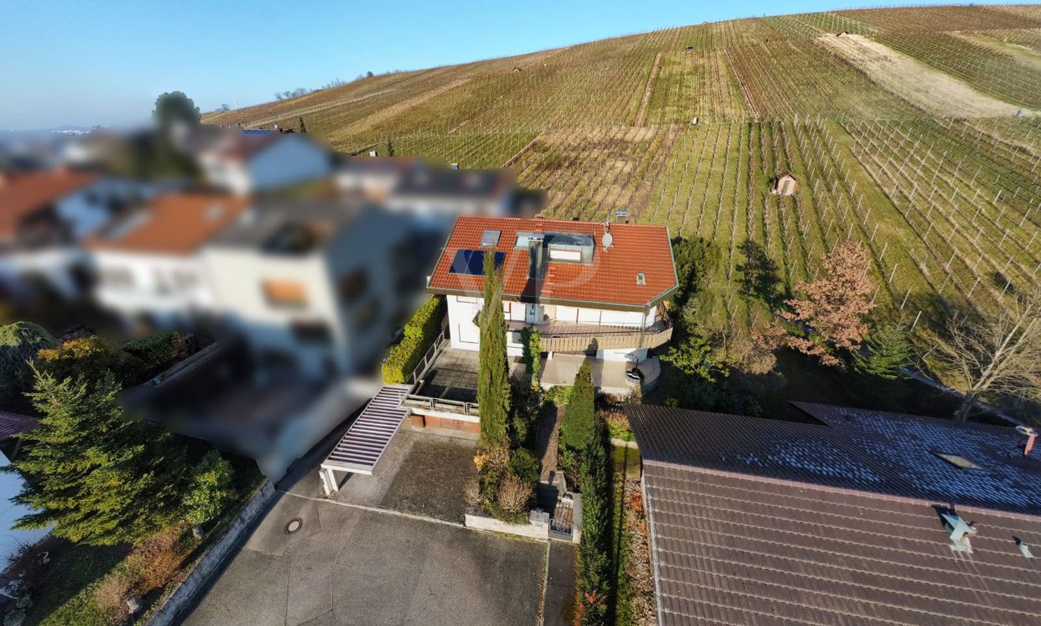 Am Fuße der Weinberge