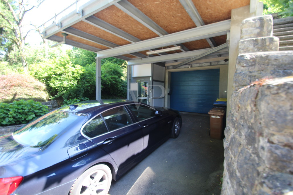 Garage mit hohen Decken