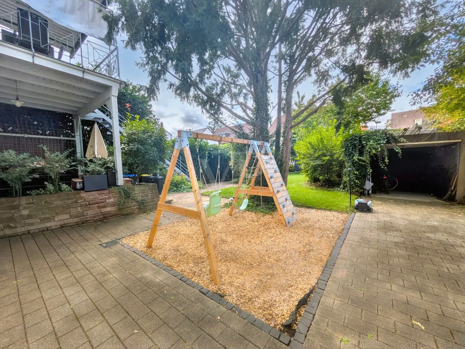 Terrasse mit Spielbereich