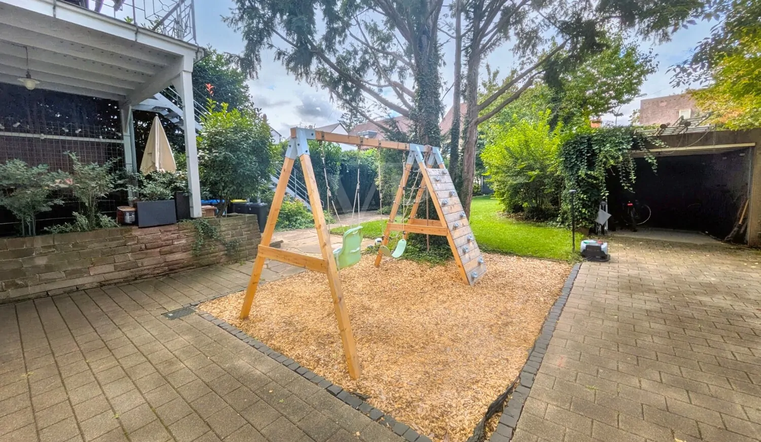 Terrasse mit Spielbereich