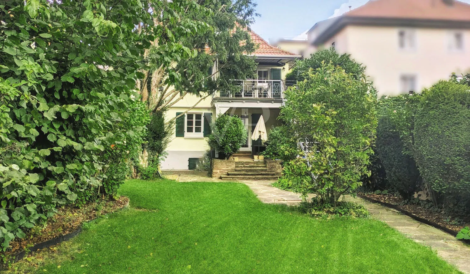 Garten und Rückansicht