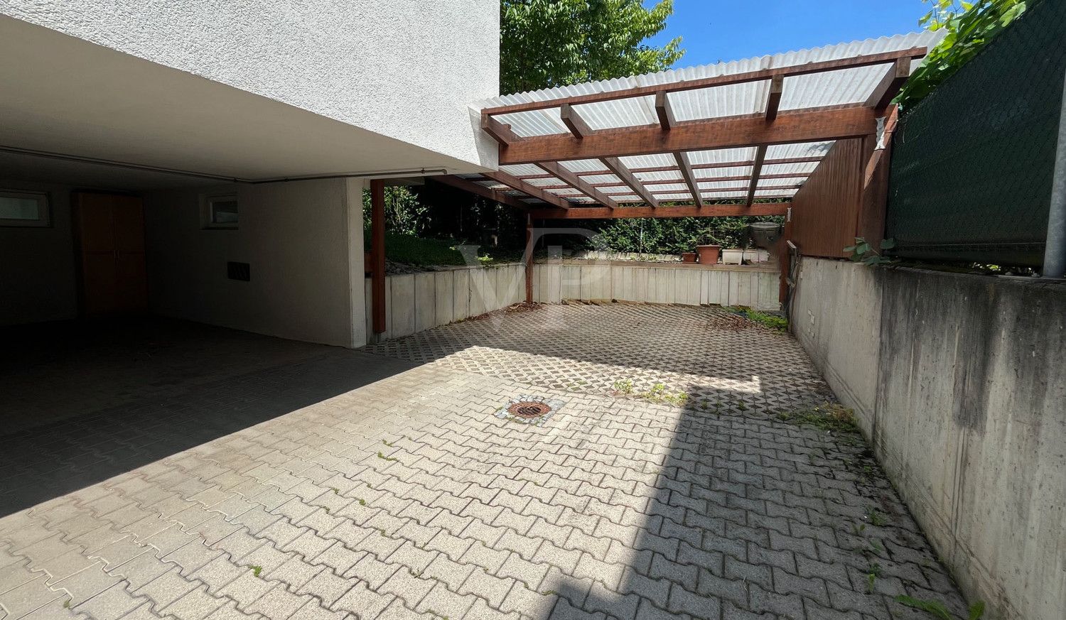 Überdachte Stellplätze