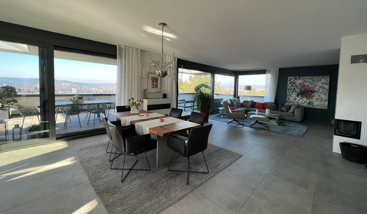 Dachgeschoss mit offenem Wohn- und Essbereich