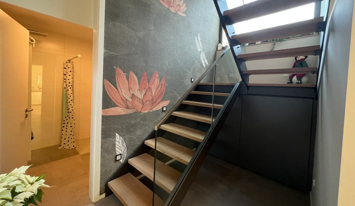 Treppenaufgang ins Dachgeschoss und Blick auf den Wellnessbereich