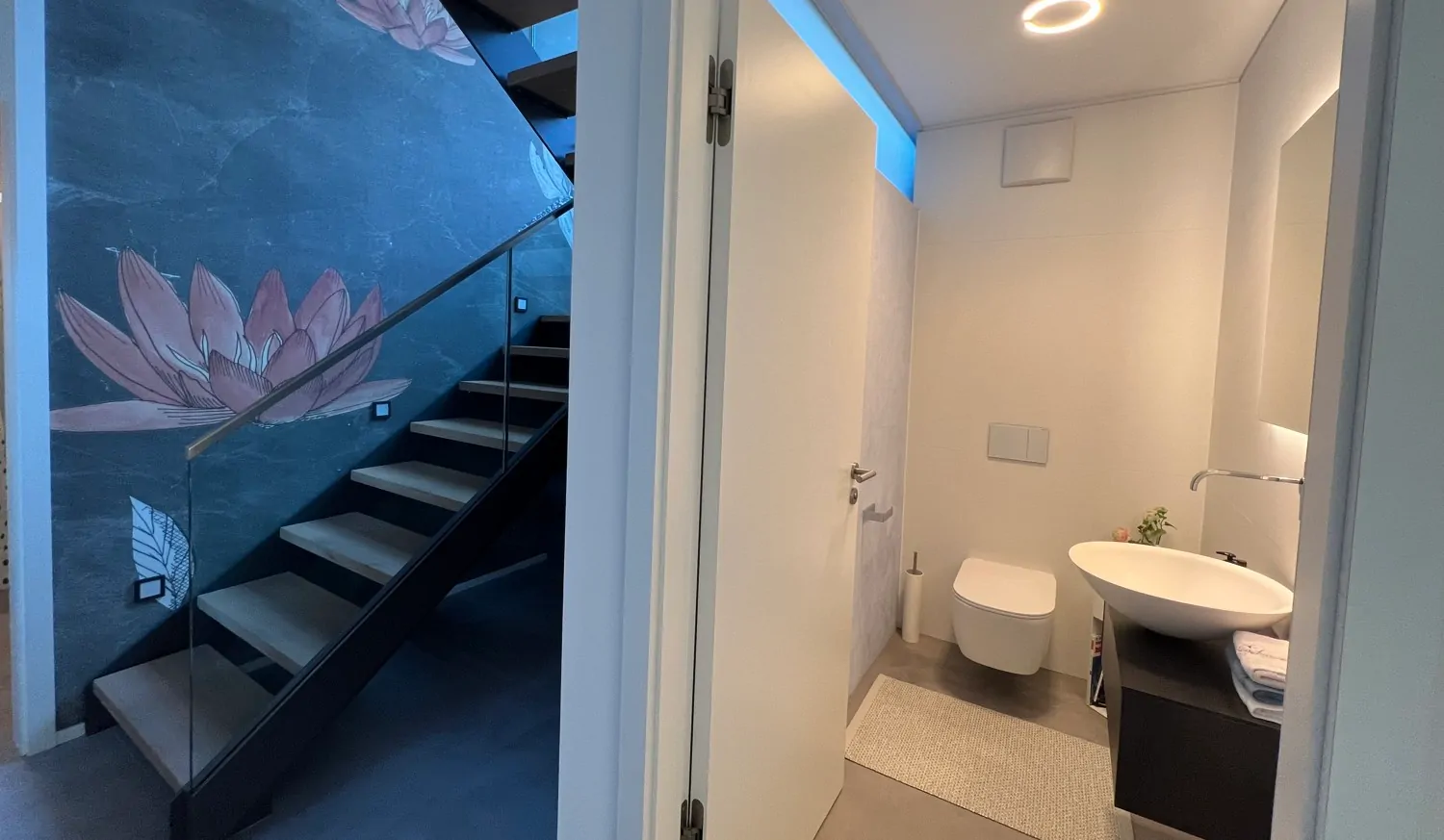 Modernes sep. WC mit LED Highlights