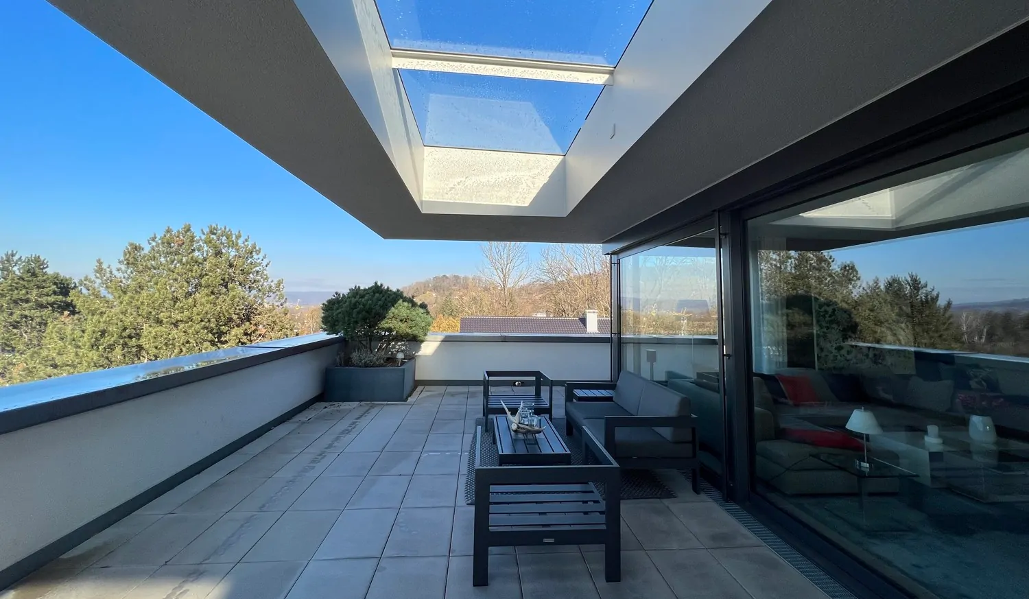 Umlaufende Dachterrasse mit Skyview-Fenstern