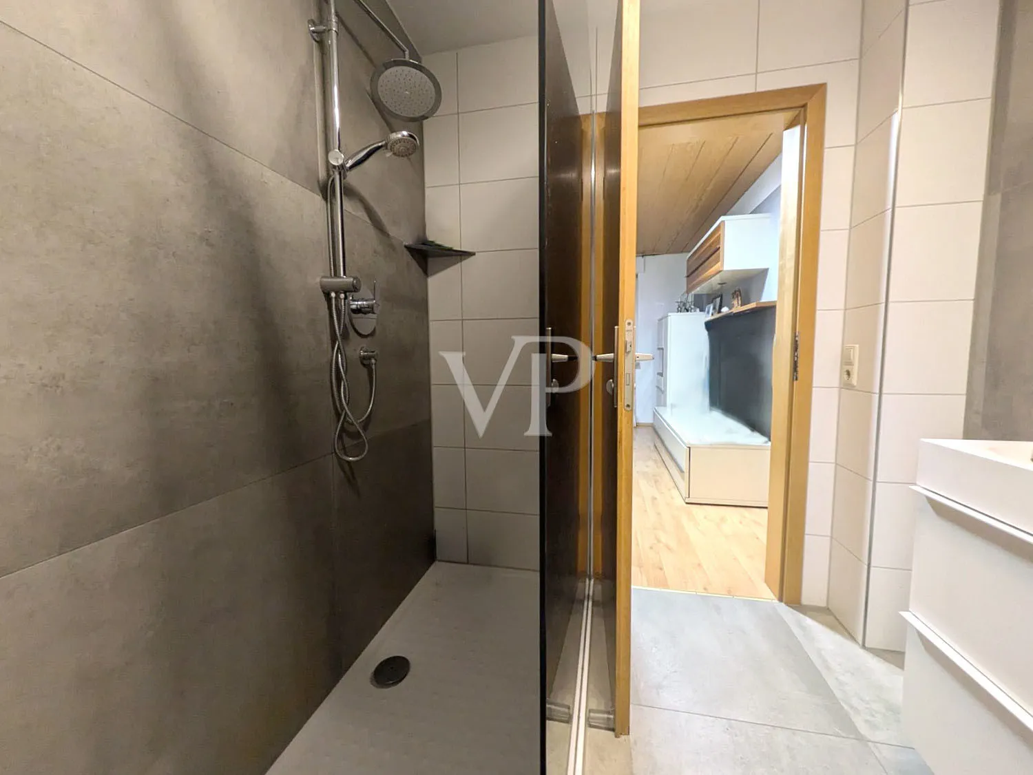 Badezimmer mit Dusche