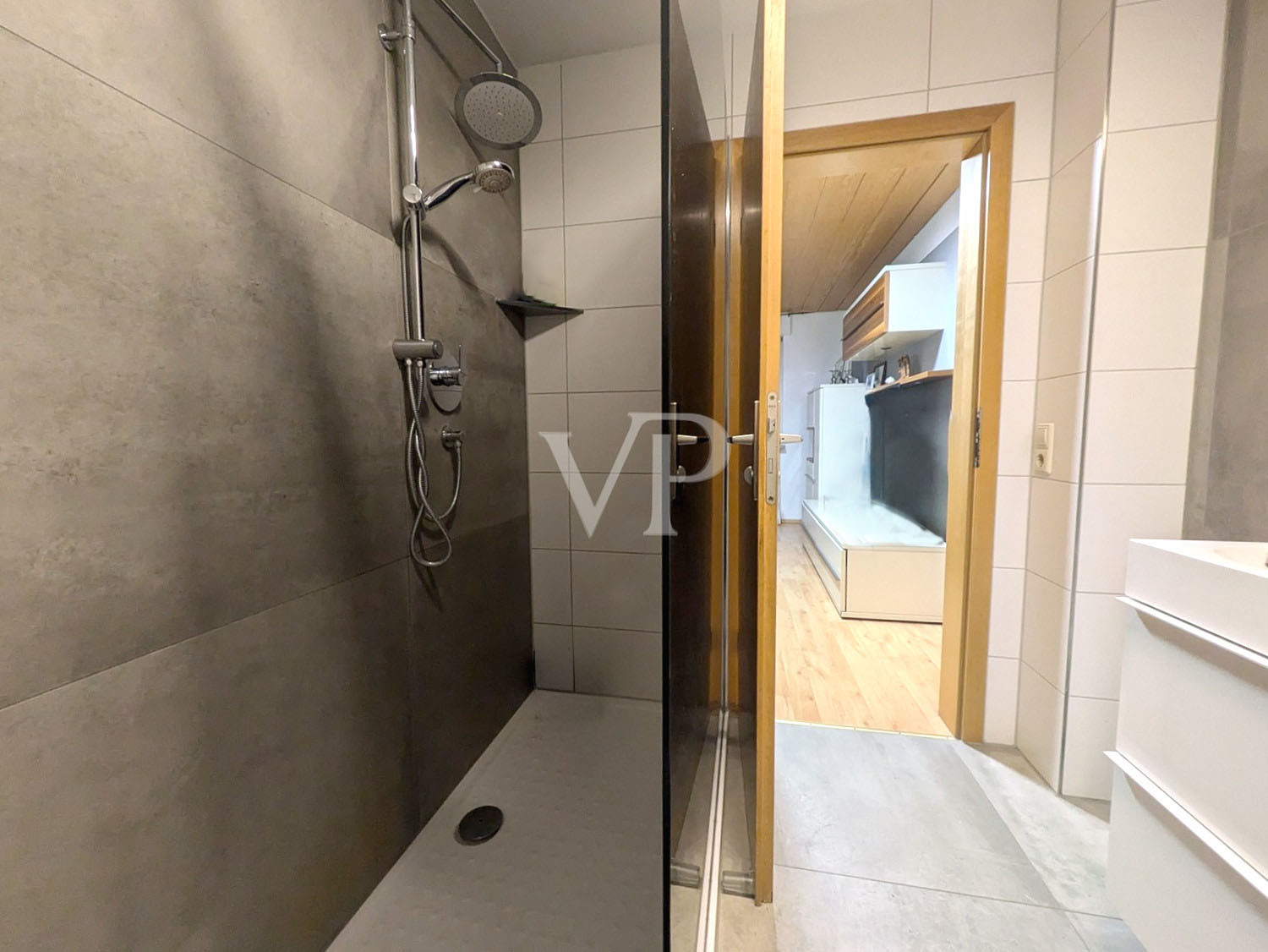 Badezimmer mit Dusche