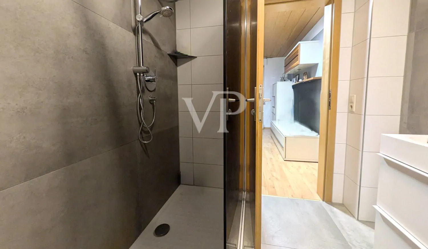 Badezimmer mit Dusche