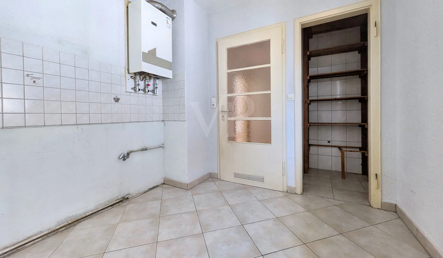 Küche mit Abstellraum