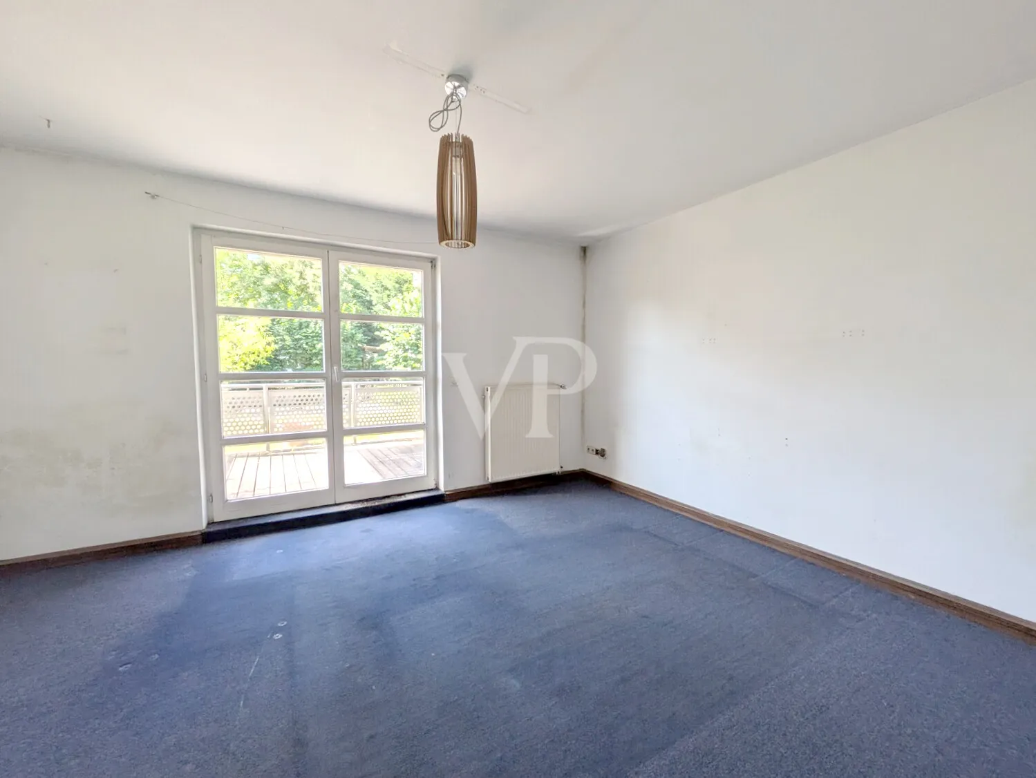 Wohnzimmer mit Balkonzugang