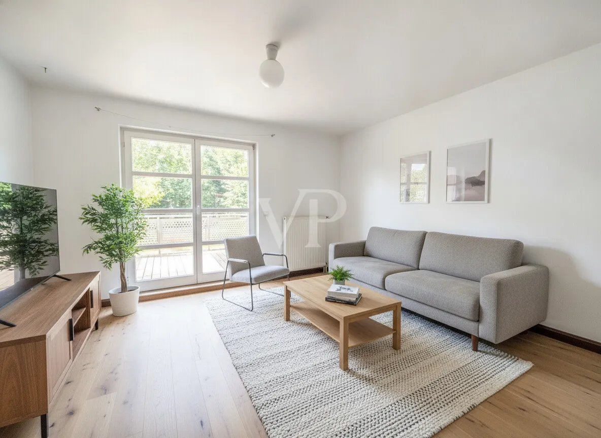 Wohnzimmer mit Balkonzugang (digital renoviert)