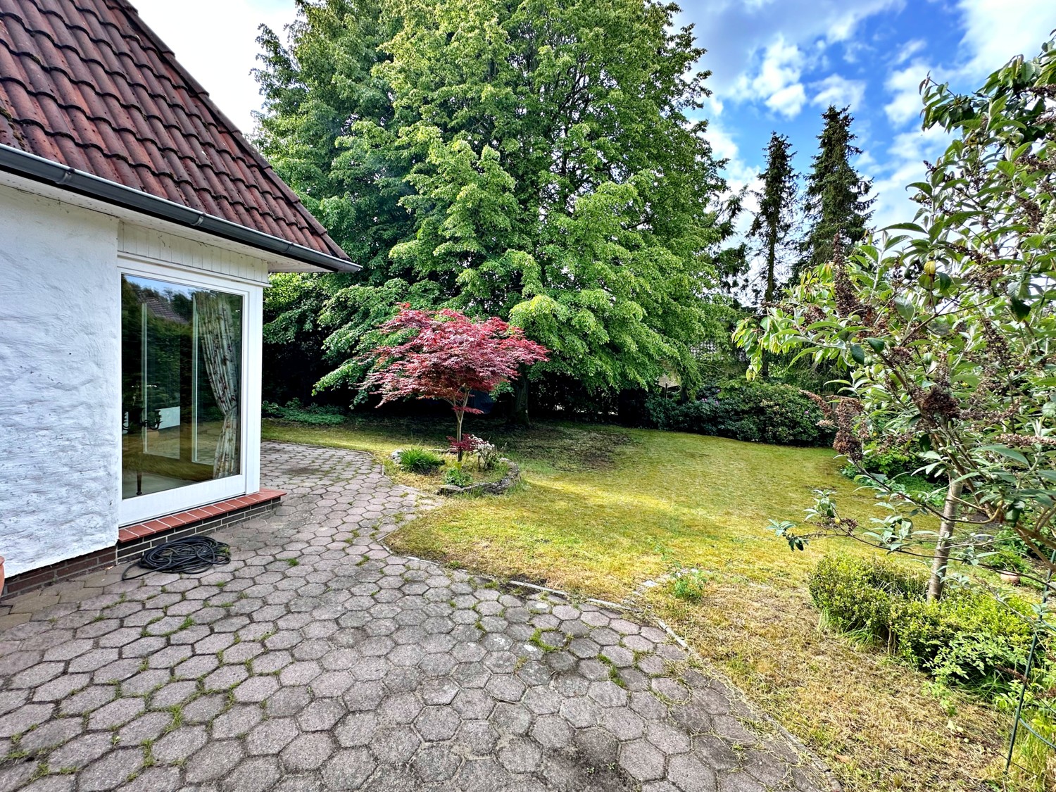 Terrasse mit Blick in den Garten