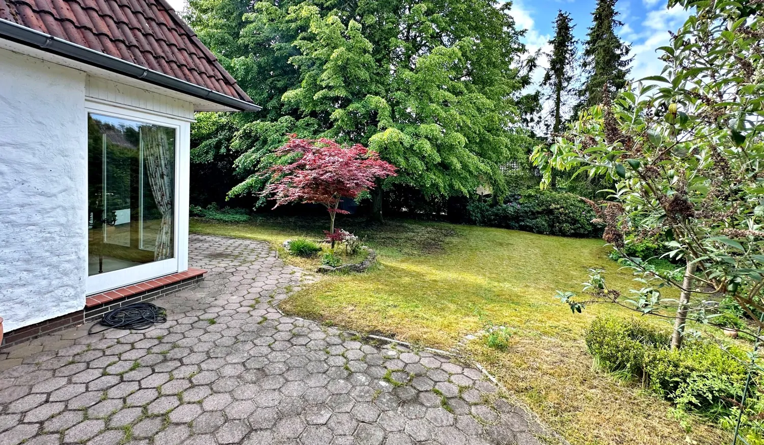 Terrasse mit Blick in den Garten